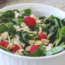 Salade d'épinards frais, faux fromage et framboises : une recette gourmande et originale