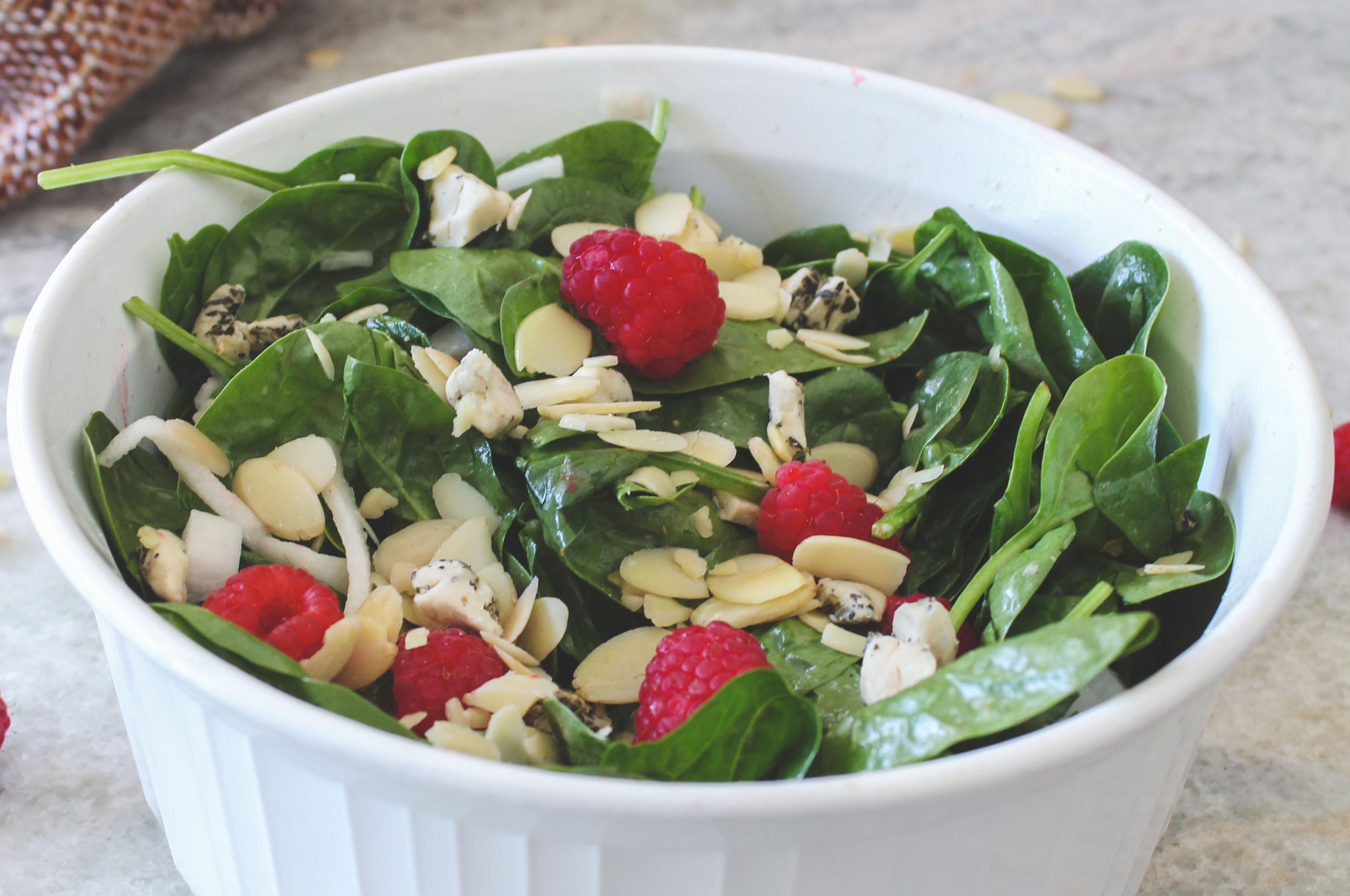 Salade d'épinards frais, vromage et framboises une recette gourmande